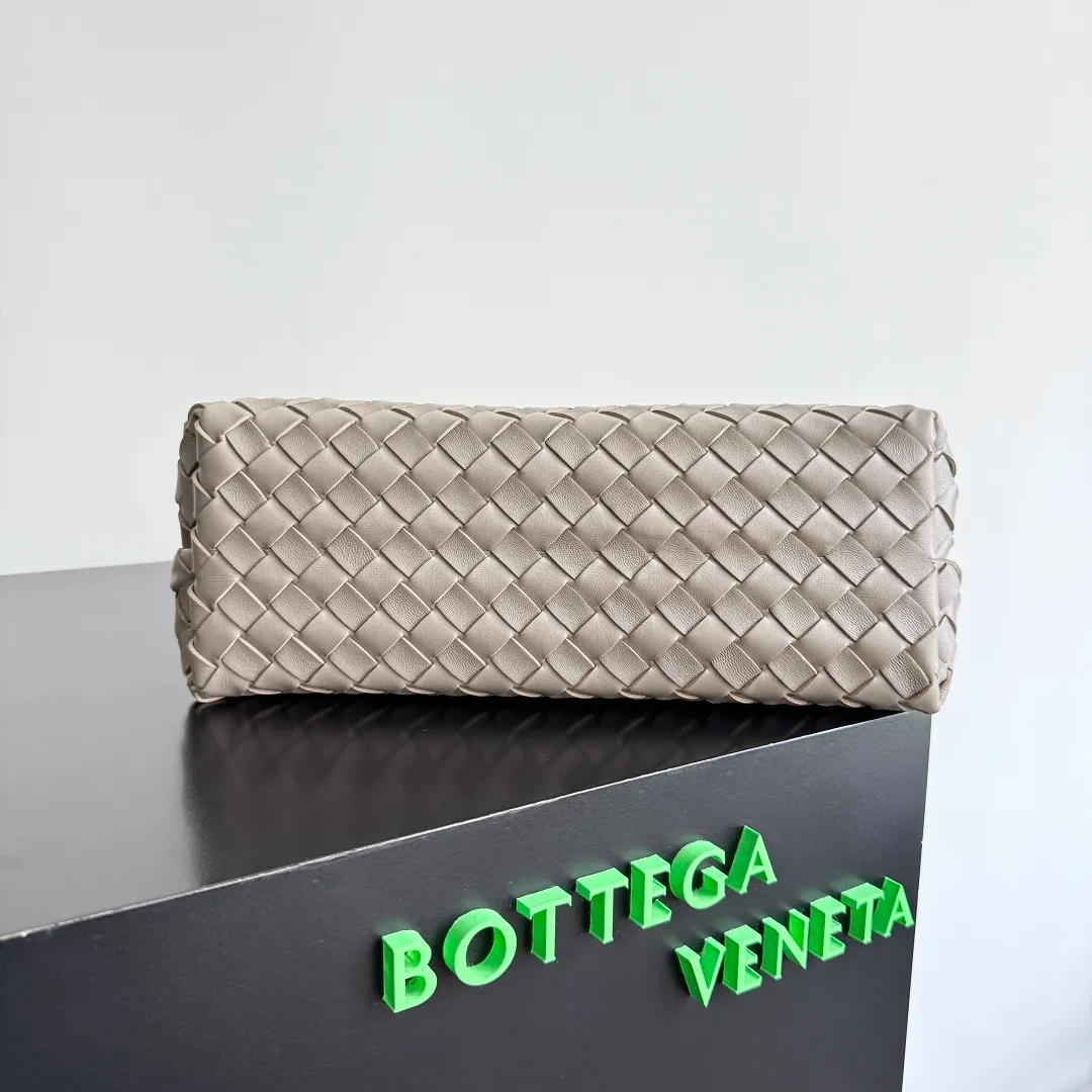 The 2023 new Andiamo batch of 2260 BV has been shipped‼ ️Really popular🔥The new Andiamo woven handbag launched by Bottega Veneta this season is really popular all over the world! ! Celebrities at home and abroad have worn it, and Oscar-winning actress Michelle Yeoh has taken it out on the street. Song Jia, Trai Yara, Yu Feihong, Sanji Ayaka, Rosie Hunting-Whiteley, Yoshioka Riho, etc. have all picked up this bag. It is classic and versatile, showing off its temperament, and the bag capacity is also large, which is very convenient for daily commuting! ! A variety of carrying methods, the shoulder straps can be adjusted by yourself, the original lambskin feels soft and delicate, and the neutral style is made to break gender boundaries and bring a more practical and long-lasting use experience. Andiamo, which has both elegant and casual styles, perfectly interprets the true appearance of "fashionable old money style". Style number: 743572 Size: 32*24*12